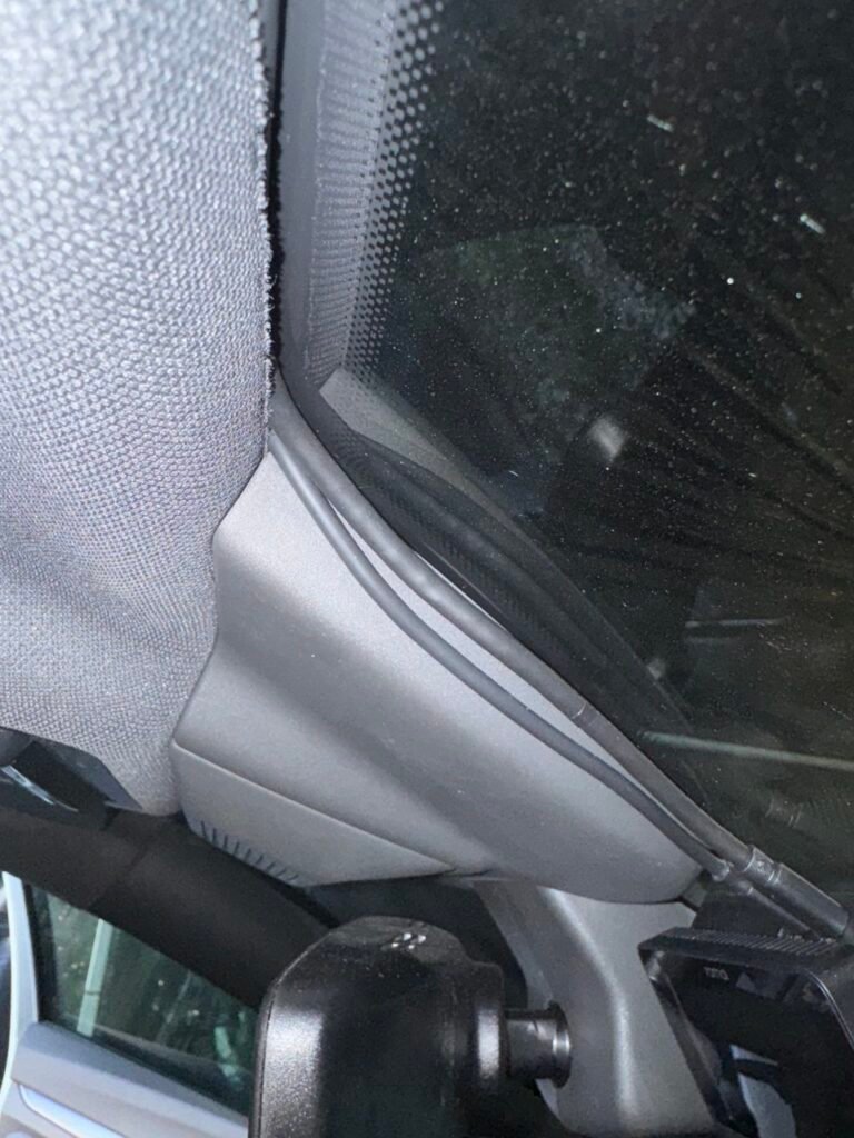 Cablaggio hardwire dashcam nascosto sotto le guarnizioni