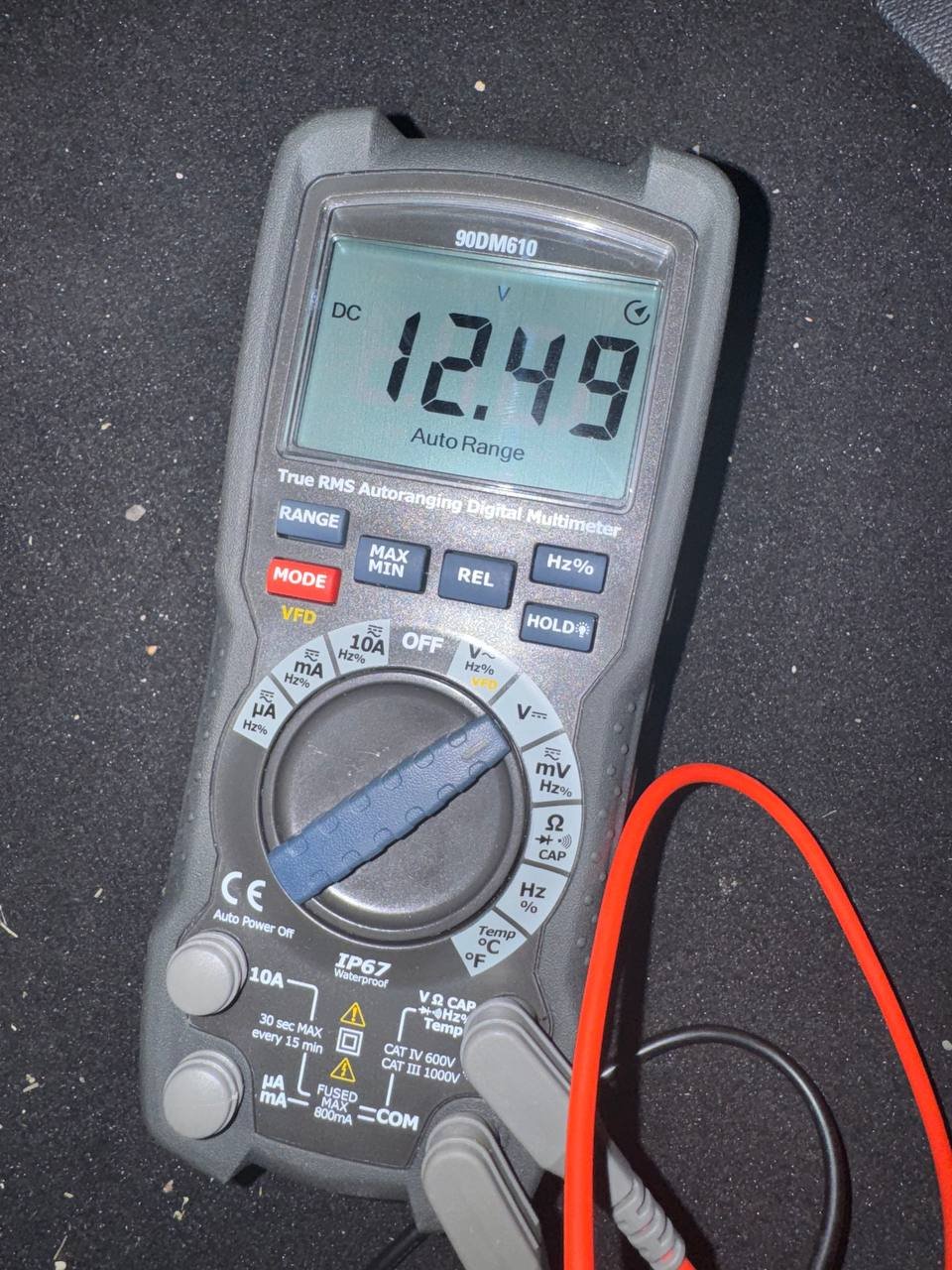 Multimetro che legge 12,49 V sul fusibile always-on della Cupra Formentor
